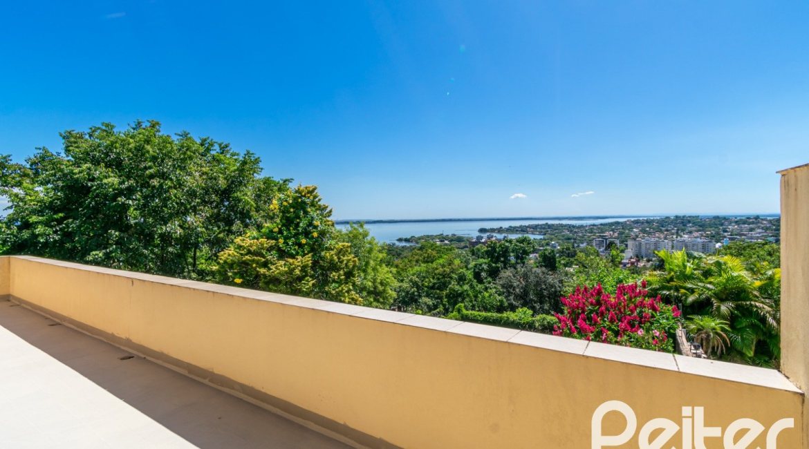 Casa à venda com 305m², 4 dormitórios, 2 suítes, 2 vagas, no bairro Sétimo Céu em Porto Alegre