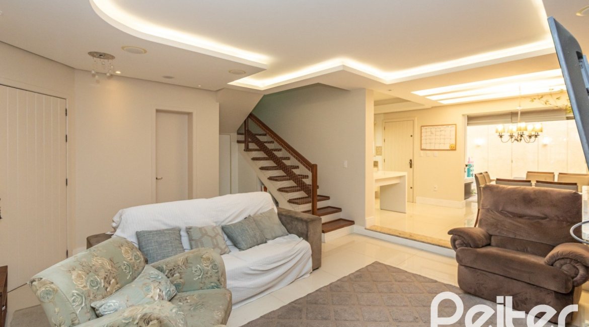 Casa à venda com 219m², 3 dormitórios, 1 suíte, 2 vagas, no bairro Tristeza em Porto Alegre