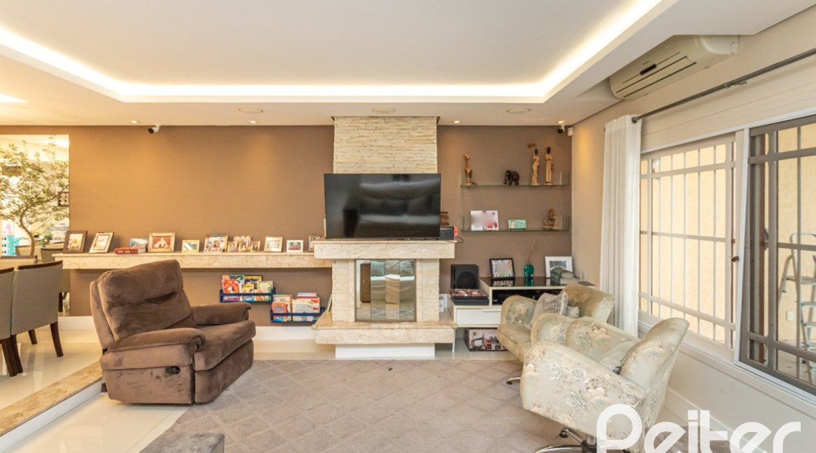 Casa à venda com 219m², 3 dormitórios, 1 suíte, 2 vagas, no bairro Tristeza em Porto Alegre