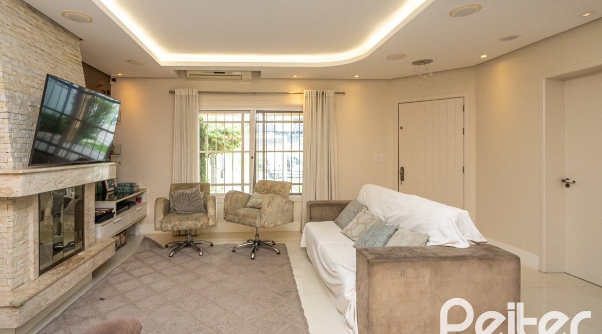 Casa à venda com 219m², 3 dormitórios, 1 suíte, 2 vagas, no bairro Tristeza em Porto Alegre