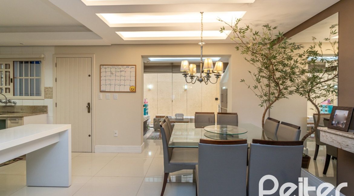 Casa à venda com 219m², 3 dormitórios, 1 suíte, 2 vagas, no bairro Tristeza em Porto Alegre