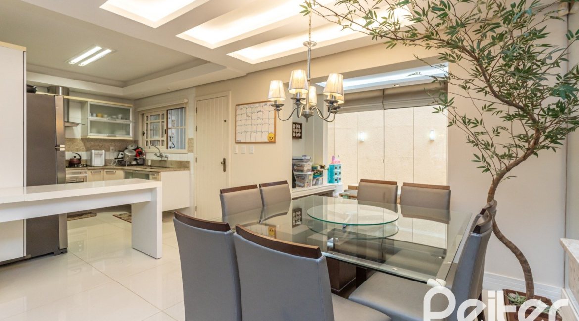 Casa à venda com 219m², 3 dormitórios, 1 suíte, 2 vagas, no bairro Tristeza em Porto Alegre