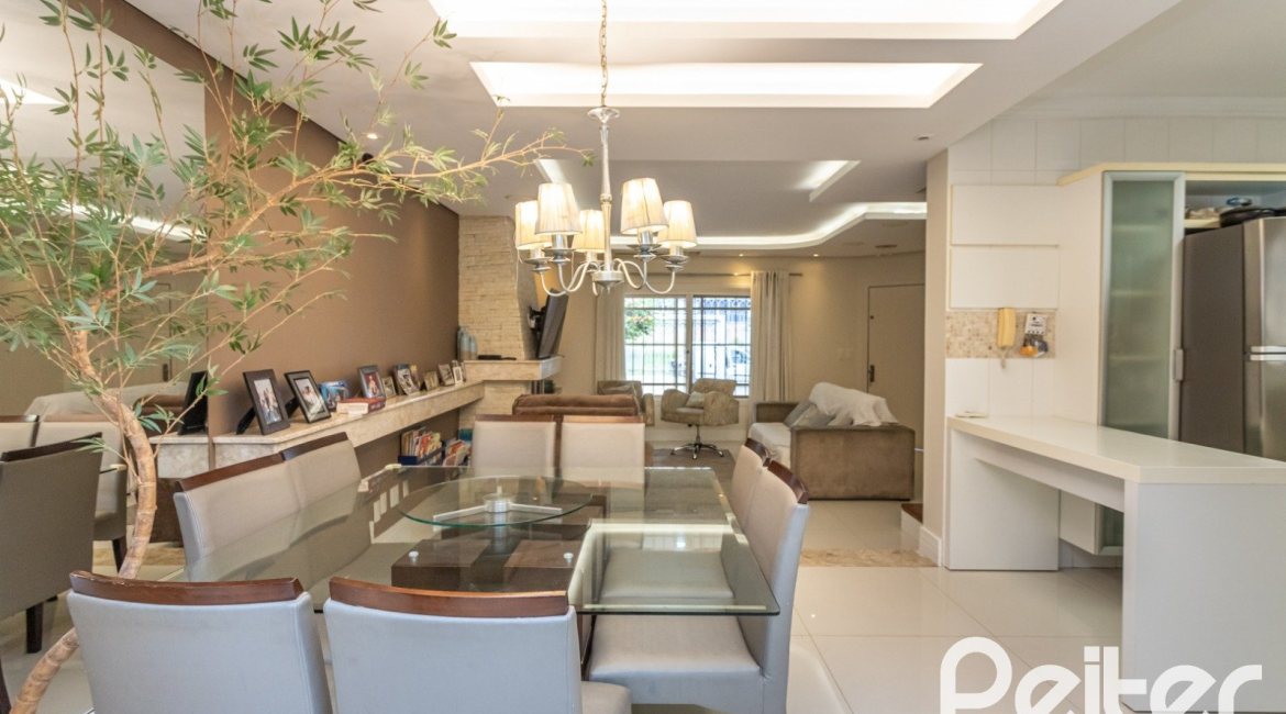 Casa à venda com 219m², 3 dormitórios, 1 suíte, 2 vagas, no bairro Tristeza em Porto Alegre