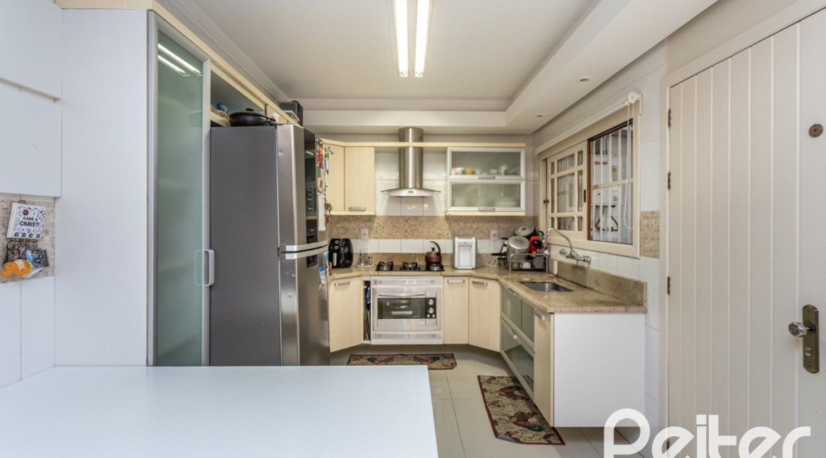 Casa à venda com 219m², 3 dormitórios, 1 suíte, 2 vagas, no bairro Tristeza em Porto Alegre