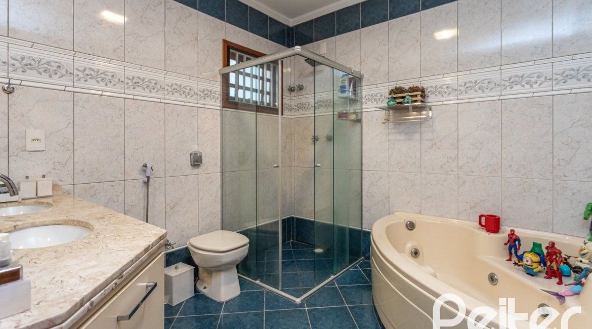 Casa à venda com 219m², 3 dormitórios, 1 suíte, 2 vagas, no bairro Tristeza em Porto Alegre