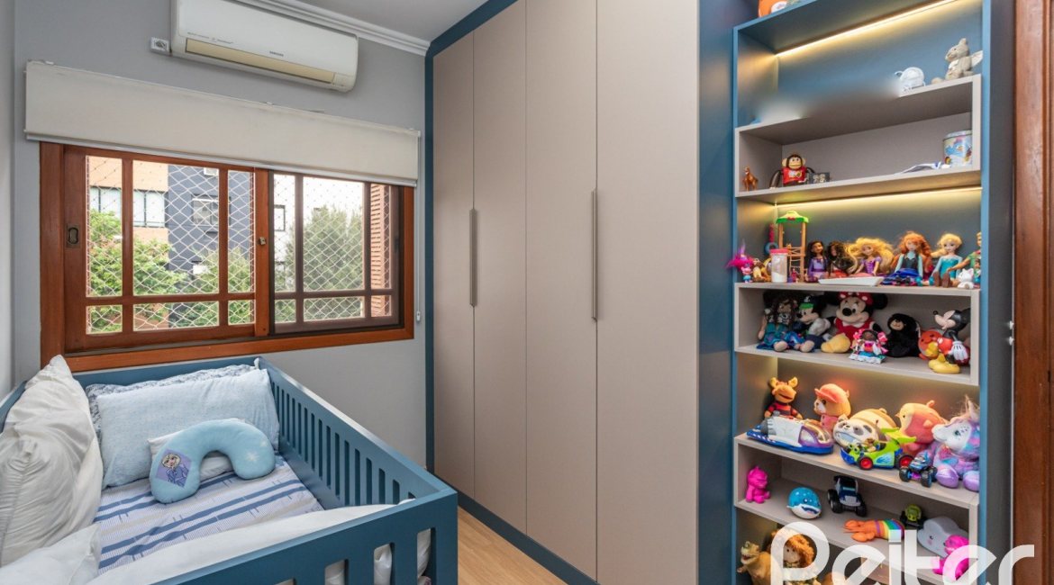 Casa à venda com 219m², 3 dormitórios, 1 suíte, 2 vagas, no bairro Tristeza em Porto Alegre