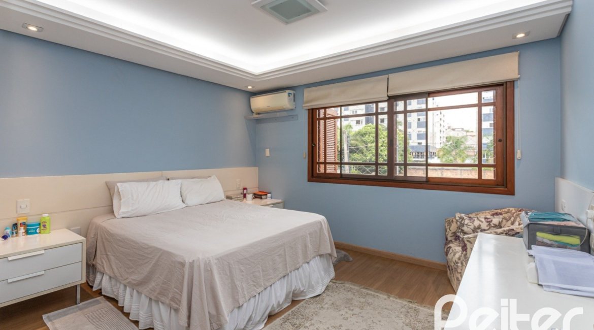 Casa à venda com 219m², 3 dormitórios, 1 suíte, 2 vagas, no bairro Tristeza em Porto Alegre