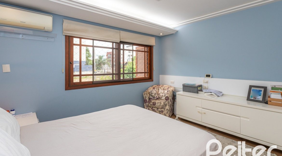 Casa à venda com 219m², 3 dormitórios, 1 suíte, 2 vagas, no bairro Tristeza em Porto Alegre