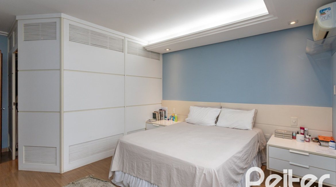 Casa à venda com 219m², 3 dormitórios, 1 suíte, 2 vagas, no bairro Tristeza em Porto Alegre