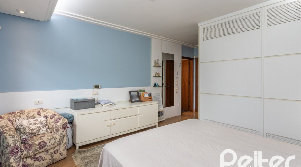 Casa à venda com 219m², 3 dormitórios, 1 suíte, 2 vagas, no bairro Tristeza em Porto Alegre