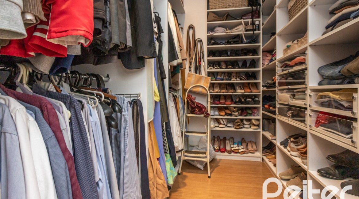 Casa à venda com 219m², 3 dormitórios, 1 suíte, 2 vagas, no bairro Tristeza em Porto Alegre