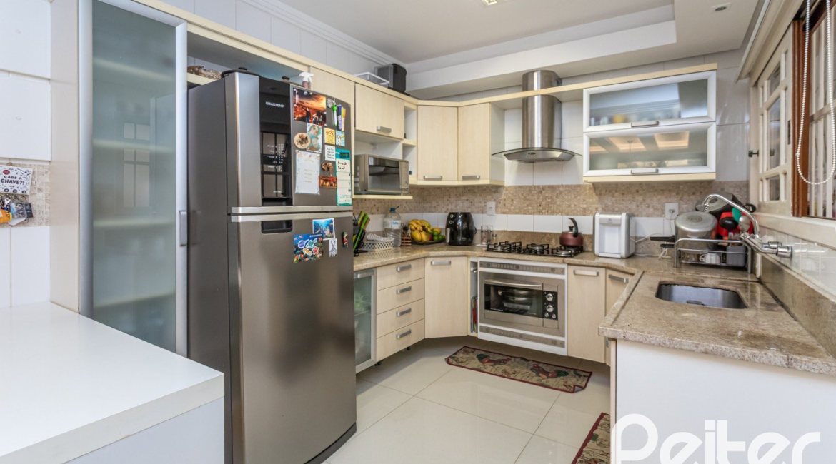 Casa à venda com 219m², 3 dormitórios, 1 suíte, 2 vagas, no bairro Tristeza em Porto Alegre