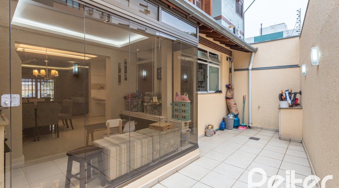 Casa à venda com 219m², 3 dormitórios, 1 suíte, 2 vagas, no bairro Tristeza em Porto Alegre