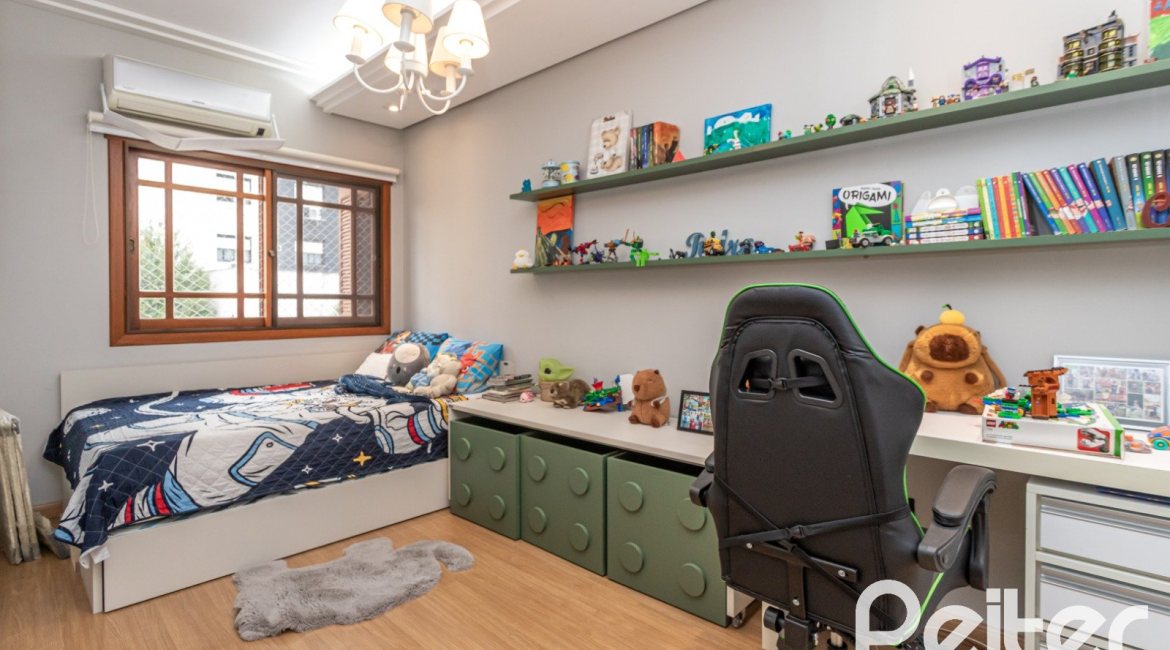 Casa à venda com 219m², 3 dormitórios, 1 suíte, 2 vagas, no bairro Tristeza em Porto Alegre