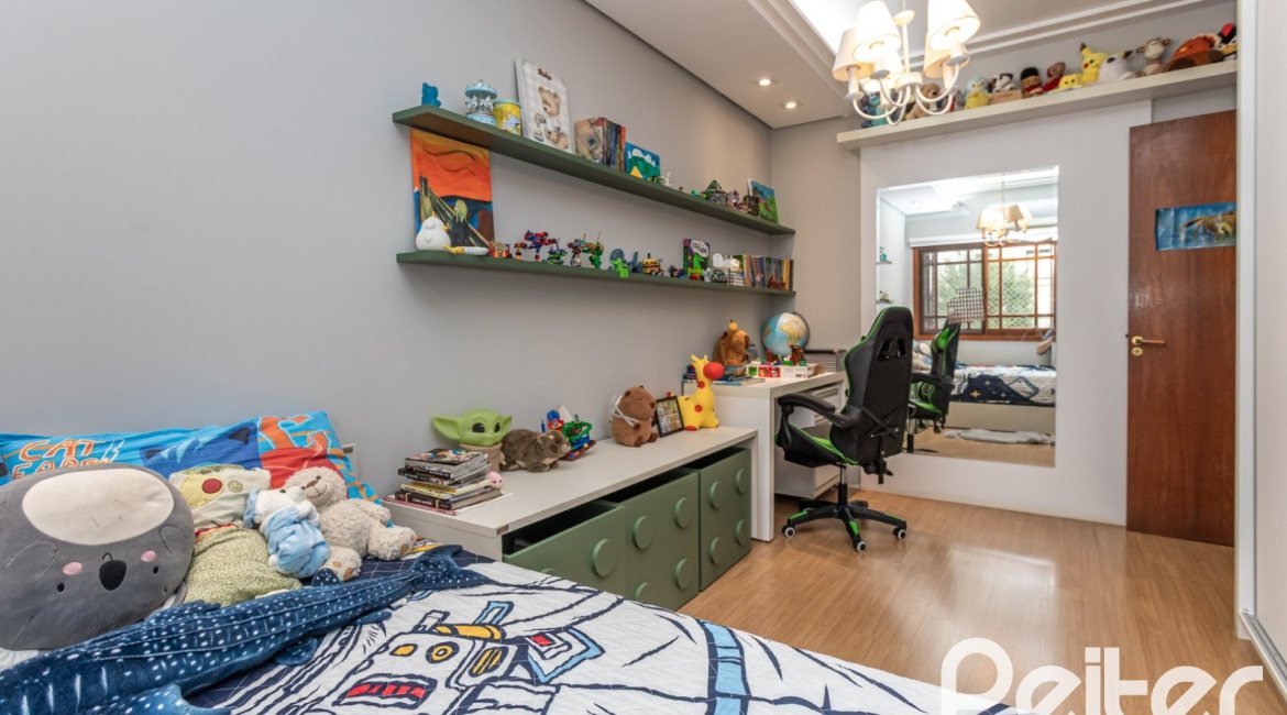 Casa à venda com 219m², 3 dormitórios, 1 suíte, 2 vagas, no bairro Tristeza em Porto Alegre