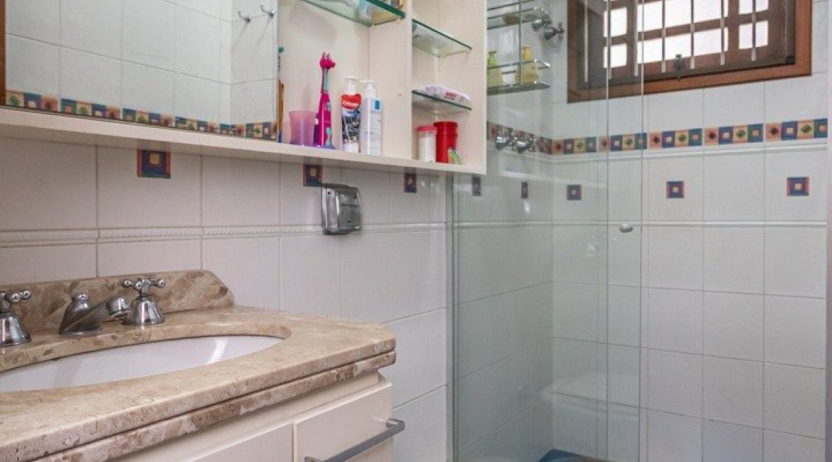 Casa à venda com 219m², 3 dormitórios, 1 suíte, 2 vagas, no bairro Tristeza em Porto Alegre