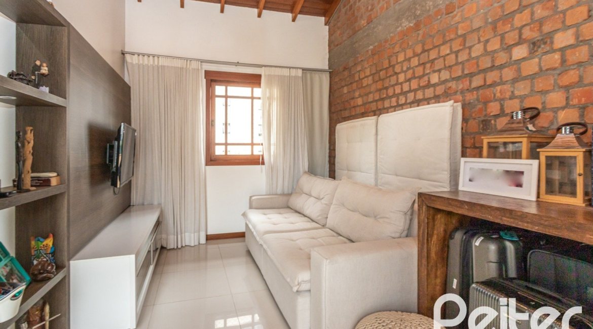 Casa à venda com 219m², 3 dormitórios, 1 suíte, 2 vagas, no bairro Tristeza em Porto Alegre