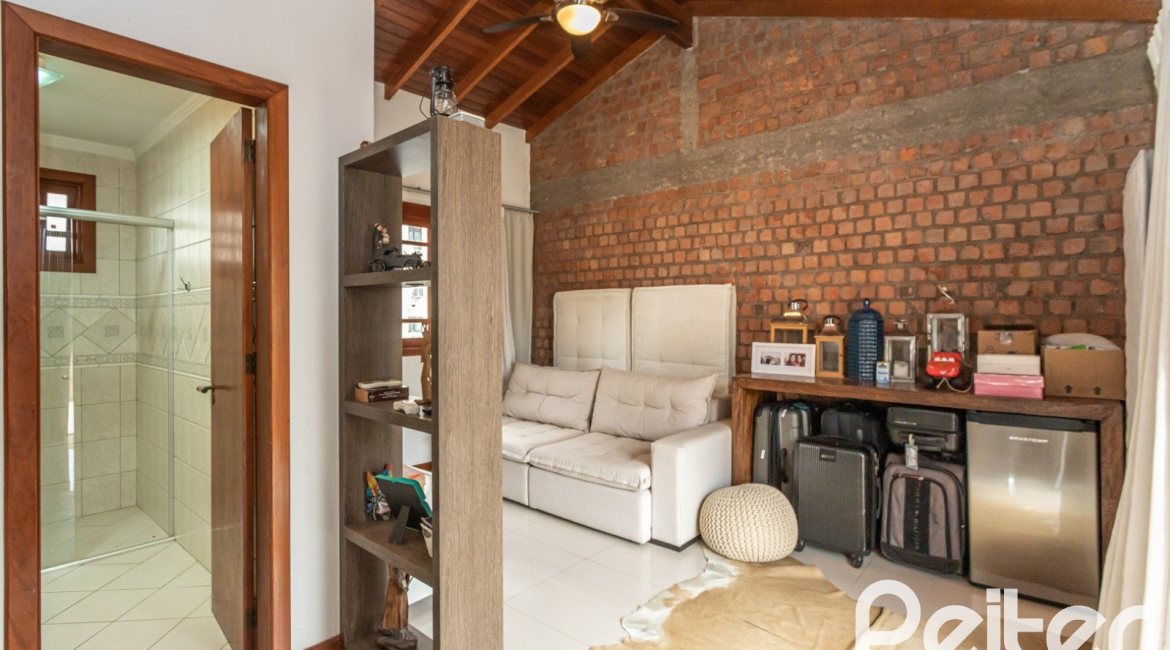 Casa à venda com 219m², 3 dormitórios, 1 suíte, 2 vagas, no bairro Tristeza em Porto Alegre