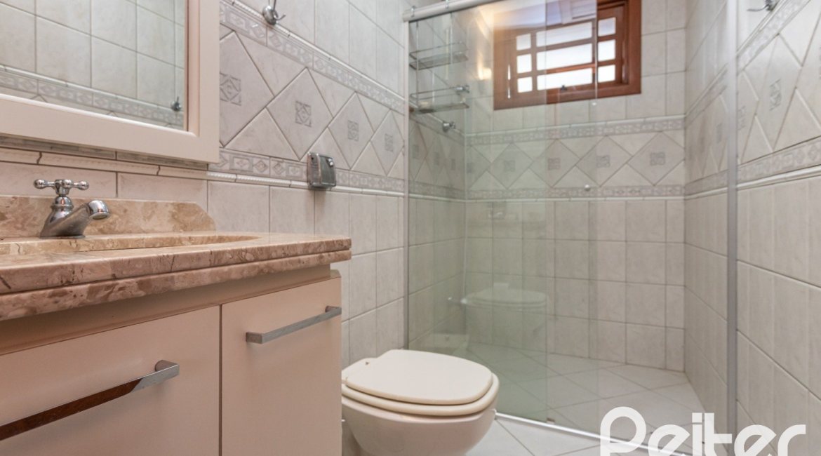 Casa à venda com 219m², 3 dormitórios, 1 suíte, 2 vagas, no bairro Tristeza em Porto Alegre