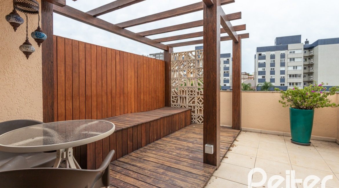 Casa à venda com 219m², 3 dormitórios, 1 suíte, 2 vagas, no bairro Tristeza em Porto Alegre