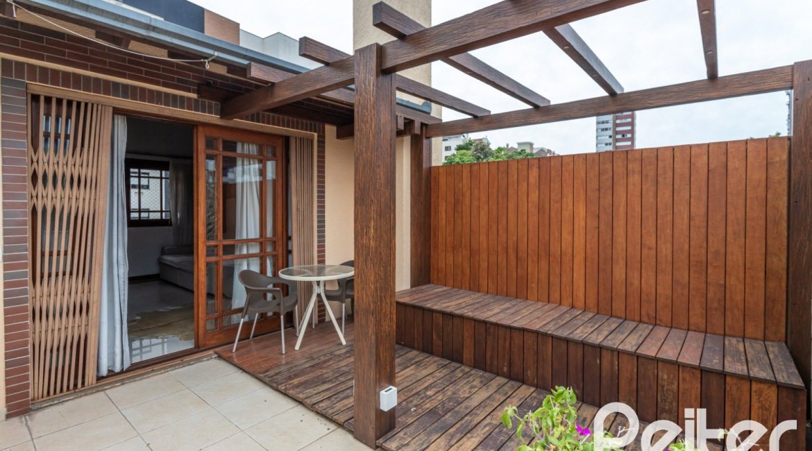 Casa à venda com 219m², 3 dormitórios, 1 suíte, 2 vagas, no bairro Tristeza em Porto Alegre