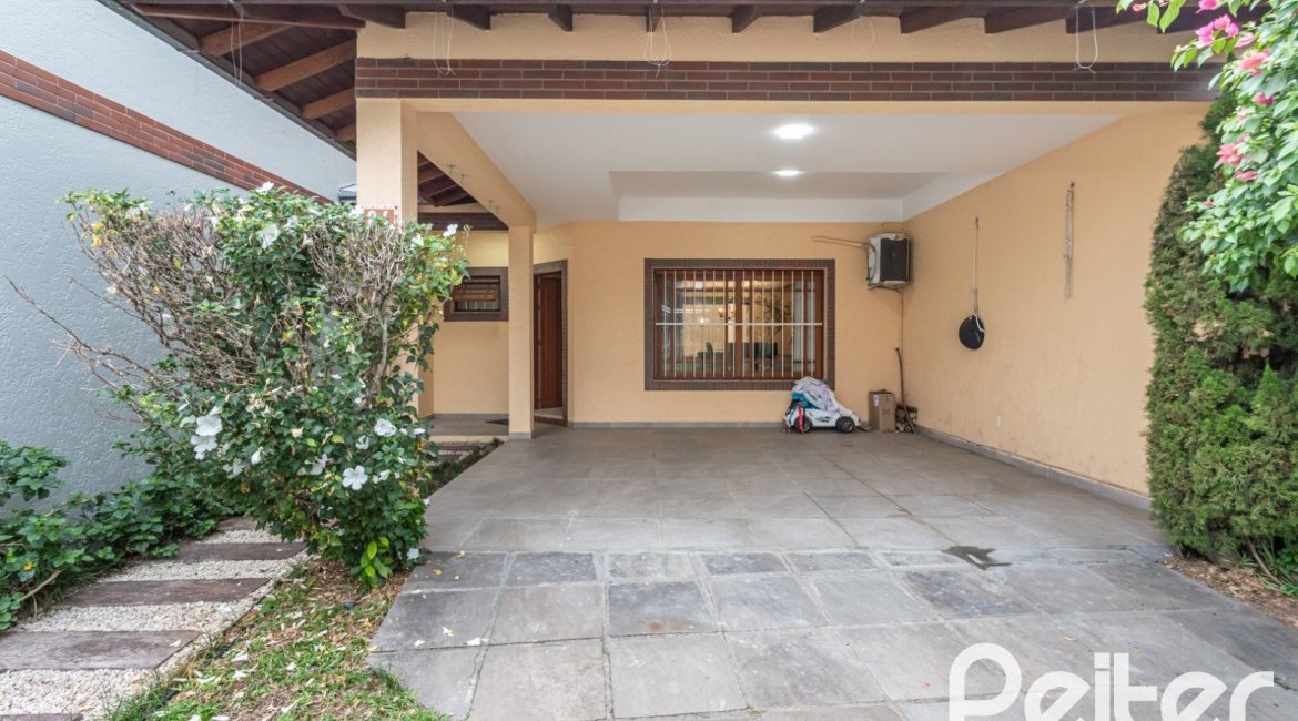 Casa à venda com 219m², 3 dormitórios, 1 suíte, 2 vagas, no bairro Tristeza em Porto Alegre