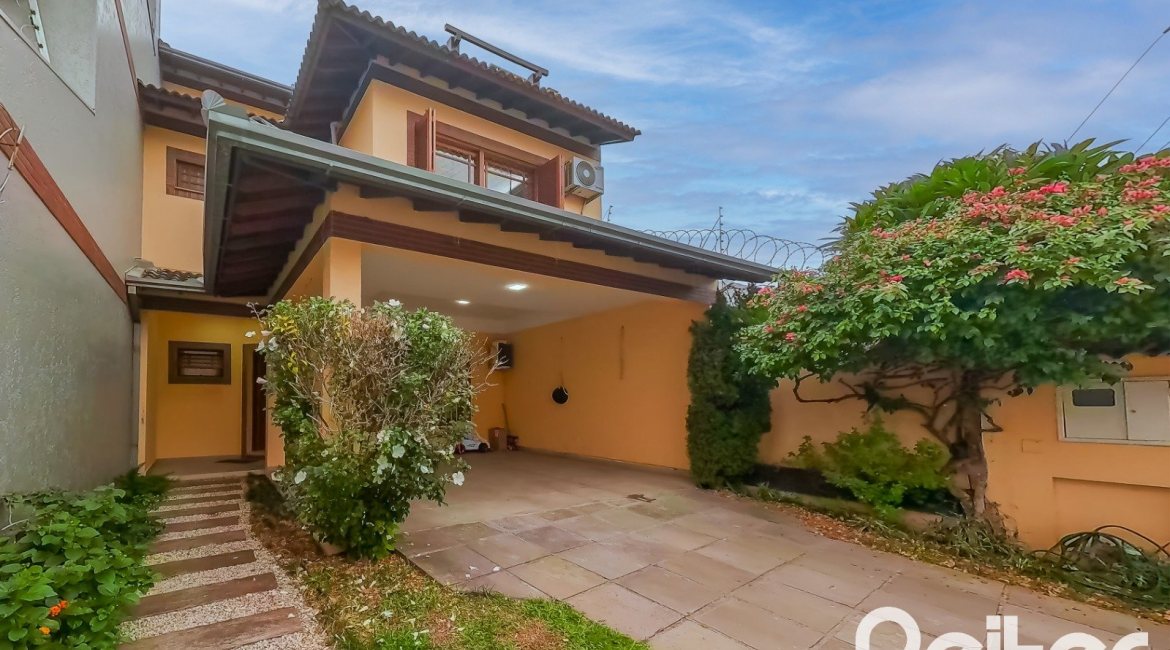 Casa à venda com 219m², 3 dormitórios, 1 suíte, 2 vagas, no bairro Tristeza em Porto Alegre