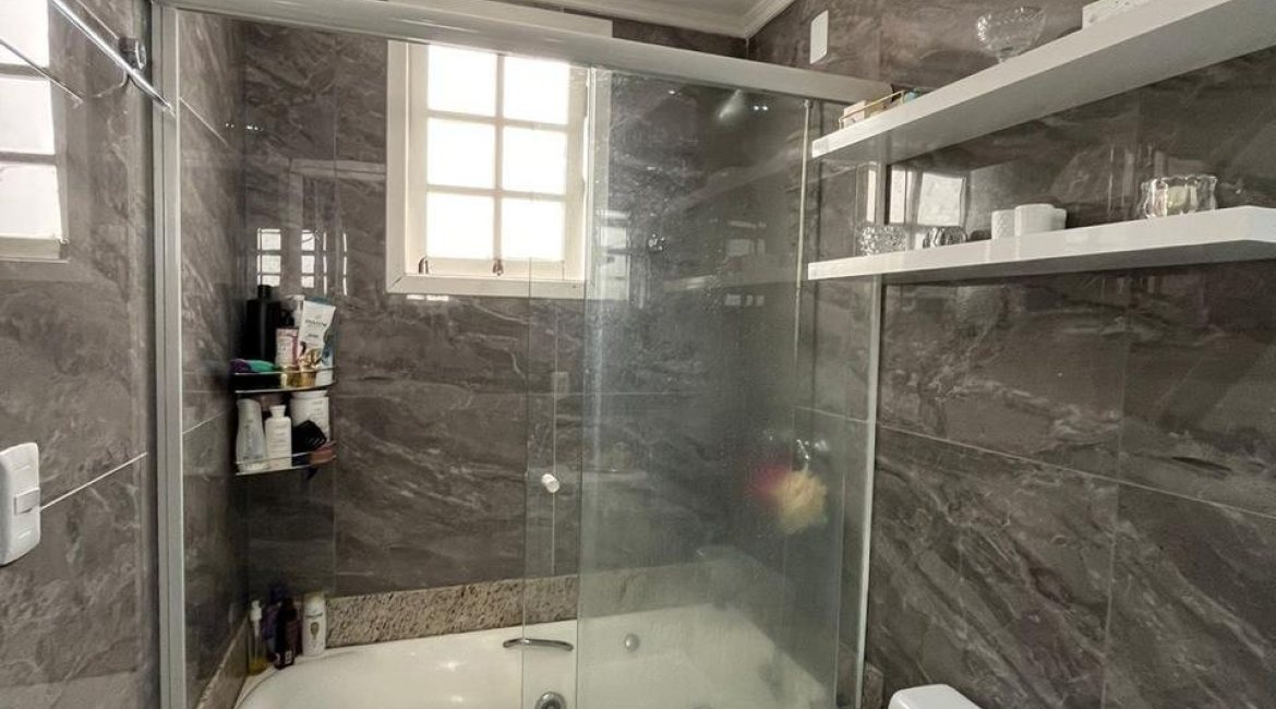 Apartamento à venda com 110m², 3 dormitórios, 1 suíte, 2 vagas, no bairro Menino Deus em Porto Alegre