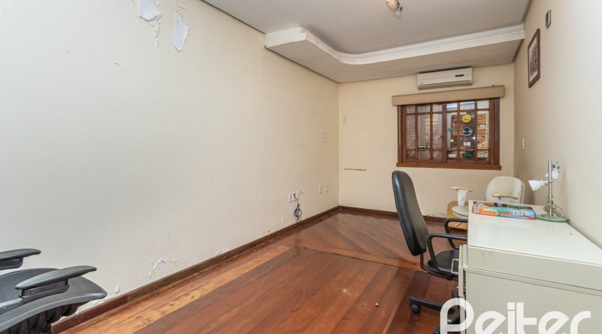 Casa à venda com 489m², 6 dormitórios, 1 suíte, 6 vagas, no bairro Tristeza em Porto Alegre