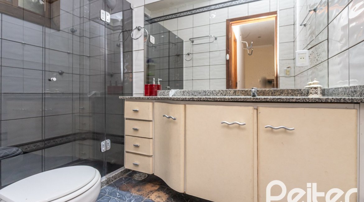 Casa à venda com 489m², 6 dormitórios, 1 suíte, 6 vagas, no bairro Tristeza em Porto Alegre