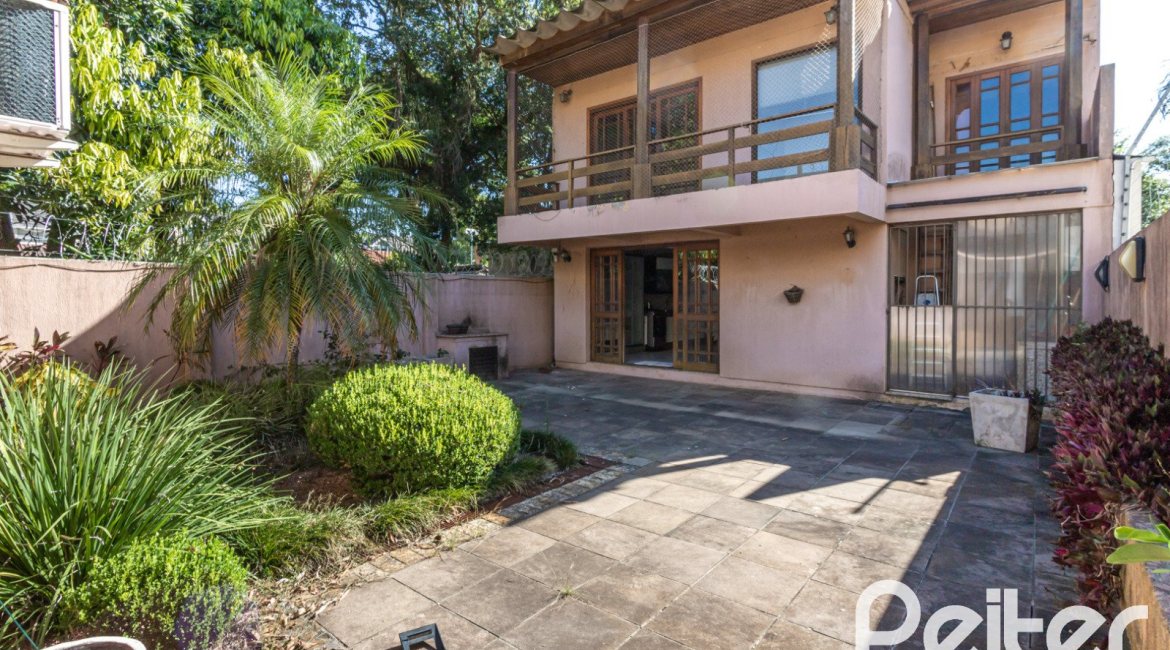 Casa à venda com 489m², 6 dormitórios, 1 suíte, 6 vagas, no bairro Tristeza em Porto Alegre