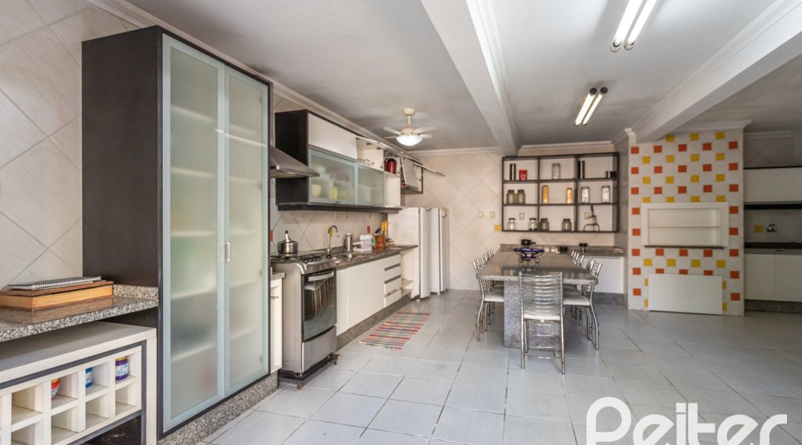 Casa à venda com 489m², 6 dormitórios, 1 suíte, 6 vagas, no bairro Tristeza em Porto Alegre