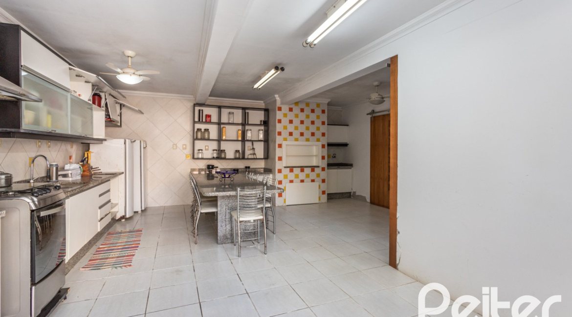 Casa à venda com 489m², 6 dormitórios, 1 suíte, 6 vagas, no bairro Tristeza em Porto Alegre