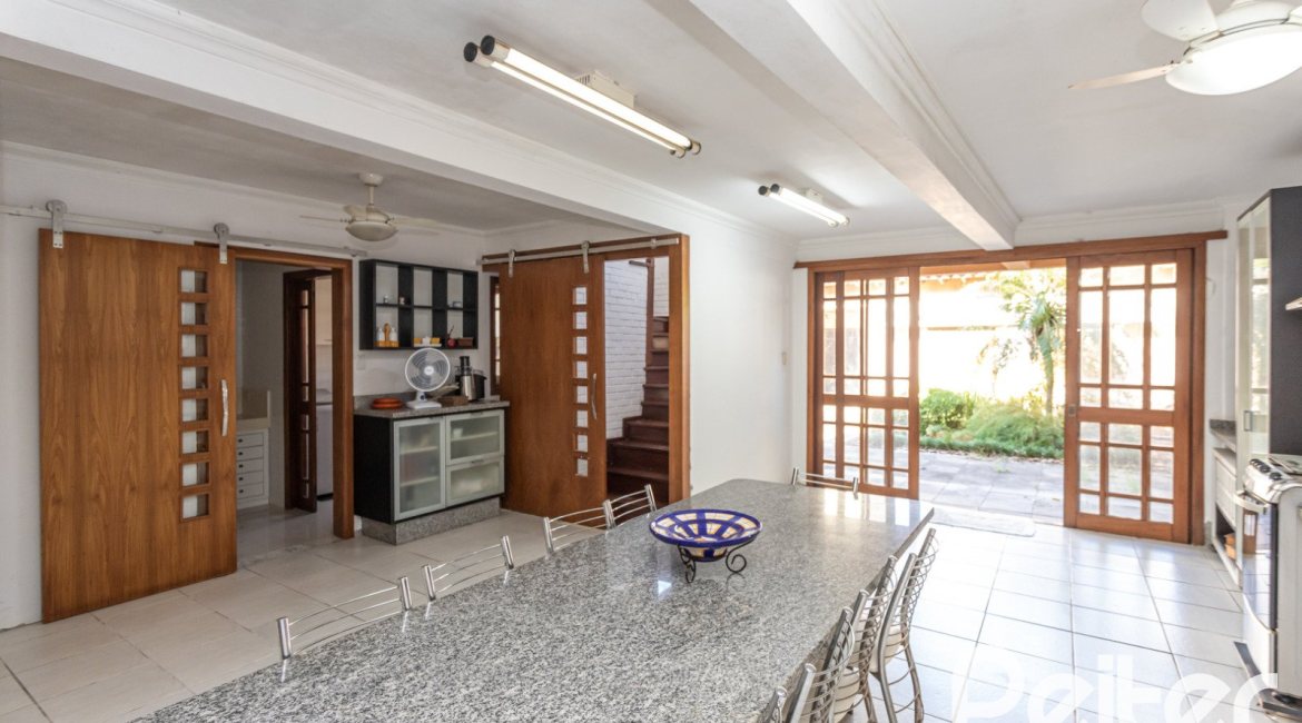 Casa à venda com 489m², 6 dormitórios, 1 suíte, 6 vagas, no bairro Tristeza em Porto Alegre