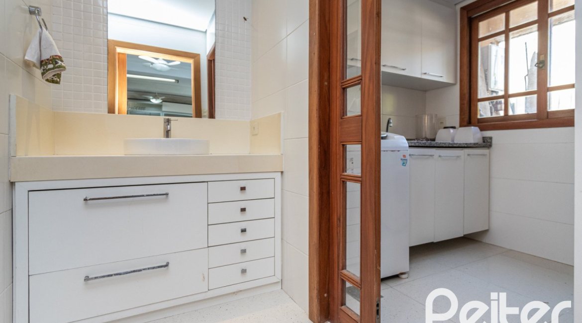 Casa à venda com 489m², 6 dormitórios, 1 suíte, 6 vagas, no bairro Tristeza em Porto Alegre