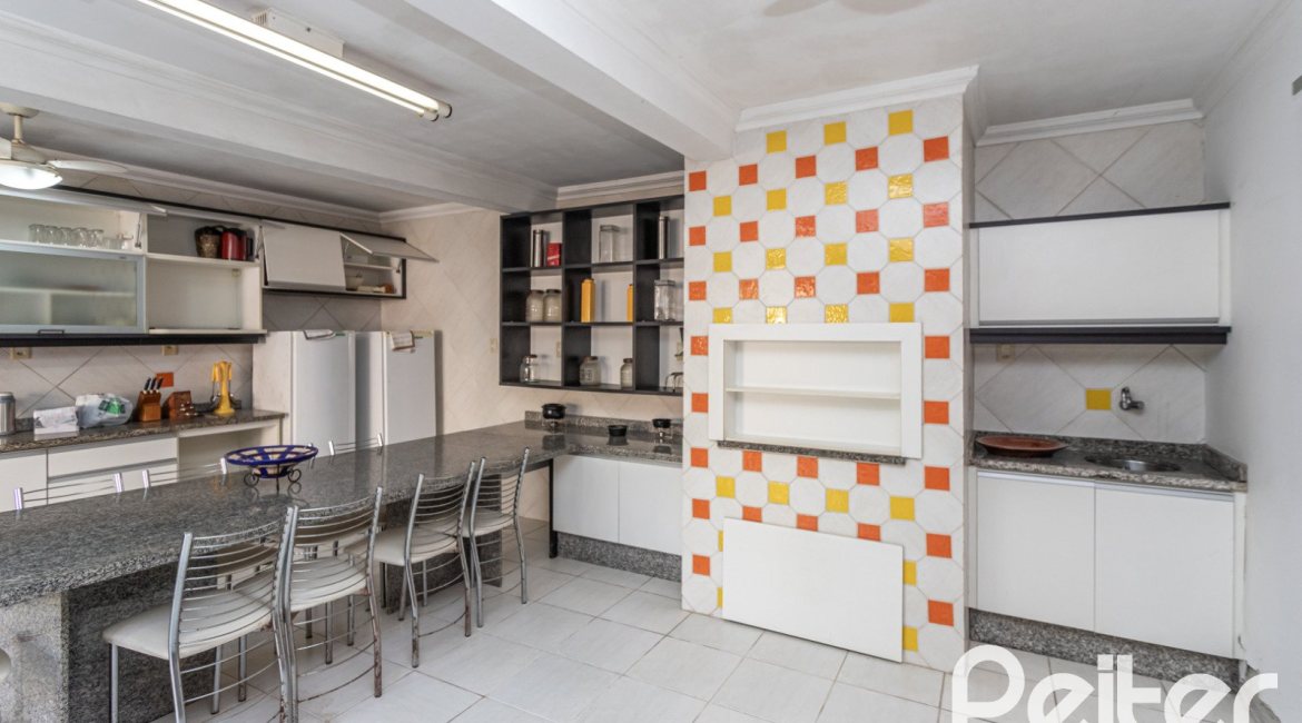 Casa à venda com 489m², 6 dormitórios, 1 suíte, 6 vagas, no bairro Tristeza em Porto Alegre