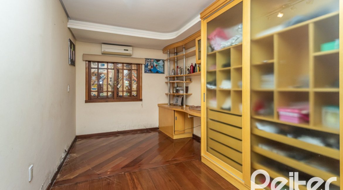 Casa à venda com 489m², 6 dormitórios, 1 suíte, 6 vagas, no bairro Tristeza em Porto Alegre