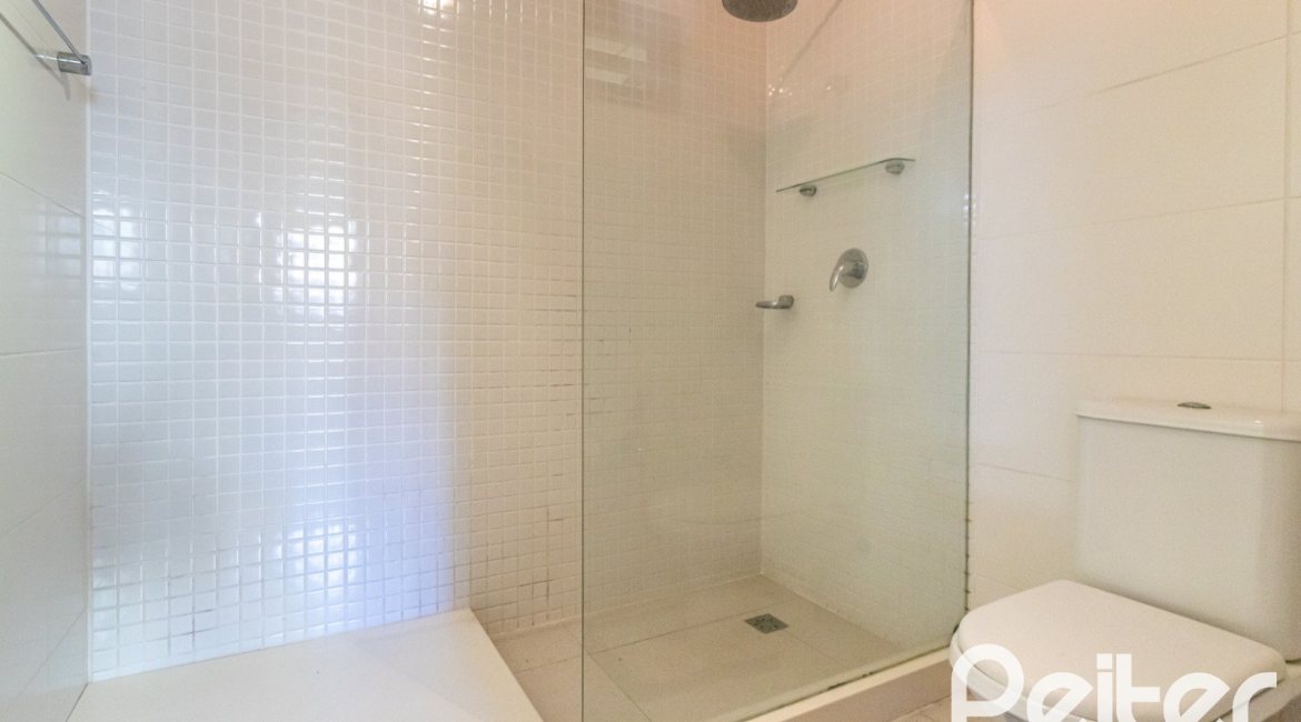 Casa à venda com 489m², 6 dormitórios, 1 suíte, 6 vagas, no bairro Tristeza em Porto Alegre