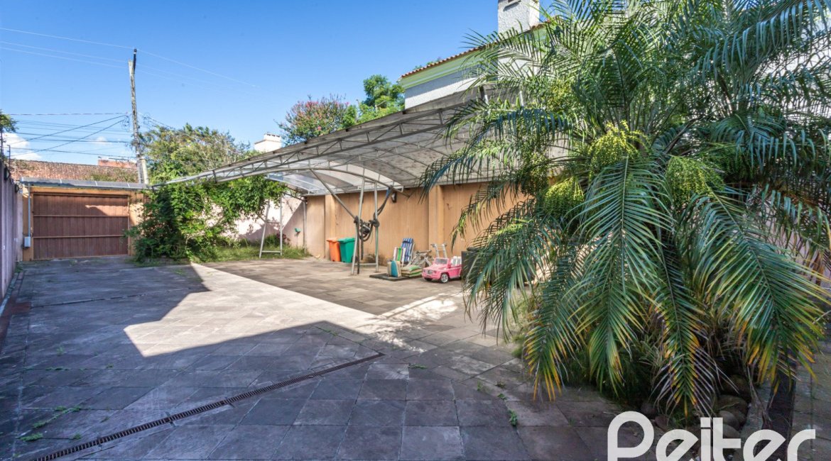 Casa à venda com 489m², 6 dormitórios, 1 suíte, 6 vagas, no bairro Tristeza em Porto Alegre
