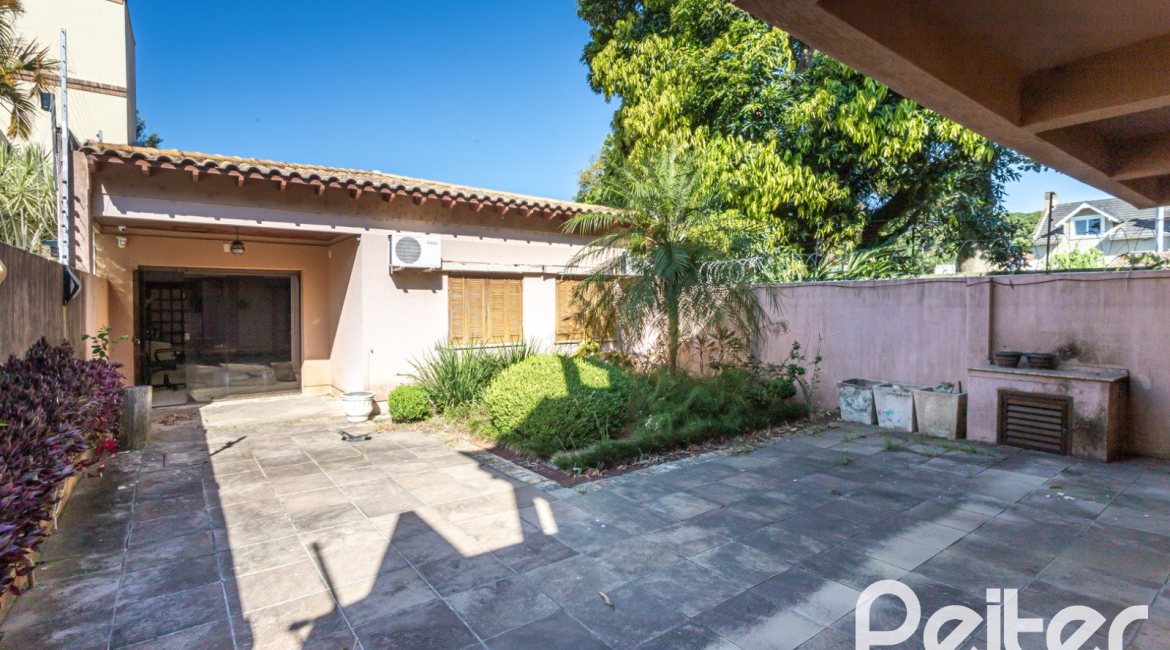 Casa à venda com 489m², 6 dormitórios, 1 suíte, 6 vagas, no bairro Tristeza em Porto Alegre