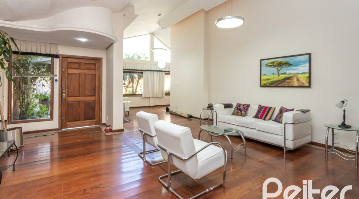 Casa à venda com 489m², 6 dormitórios, 1 suíte, 6 vagas, no bairro Tristeza em Porto Alegre
