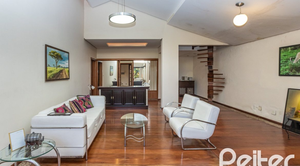 Casa à venda com 489m², 6 dormitórios, 1 suíte, 6 vagas, no bairro Tristeza em Porto Alegre