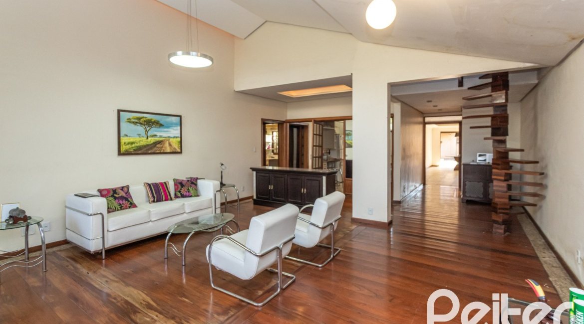 Casa à venda com 489m², 6 dormitórios, 1 suíte, 6 vagas, no bairro Tristeza em Porto Alegre