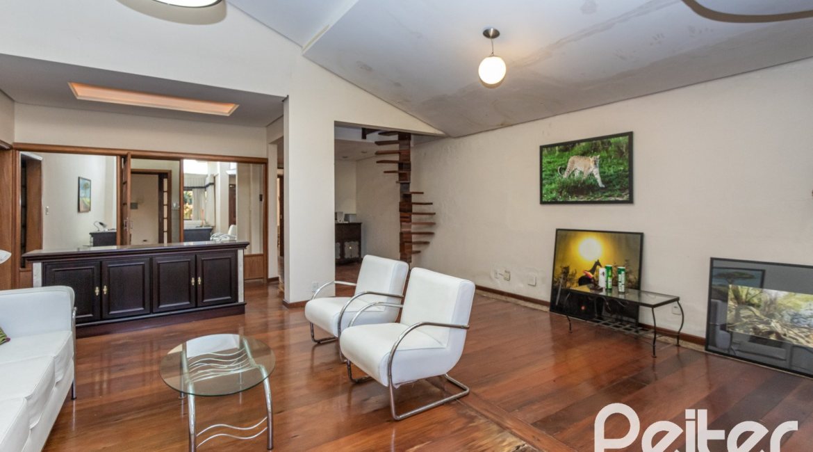 Casa à venda com 489m², 6 dormitórios, 1 suíte, 6 vagas, no bairro Tristeza em Porto Alegre