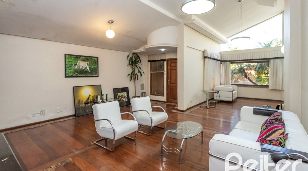 Casa à venda com 489m², 6 dormitórios, 1 suíte, 6 vagas, no bairro Tristeza em Porto Alegre