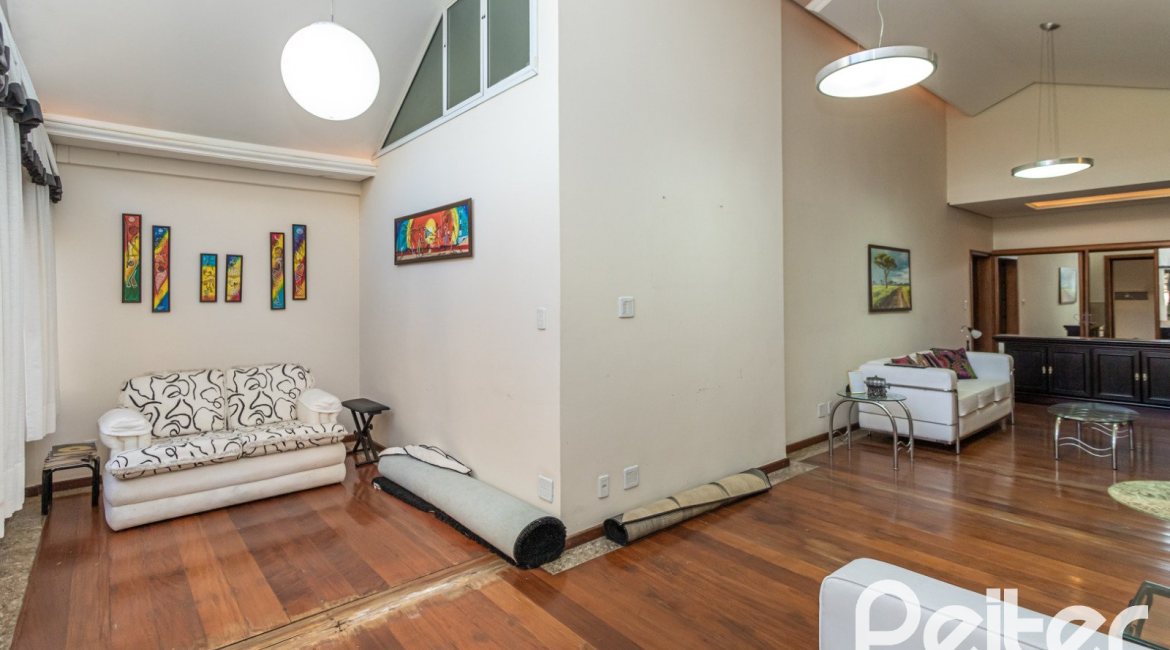 Casa à venda com 489m², 6 dormitórios, 1 suíte, 6 vagas, no bairro Tristeza em Porto Alegre