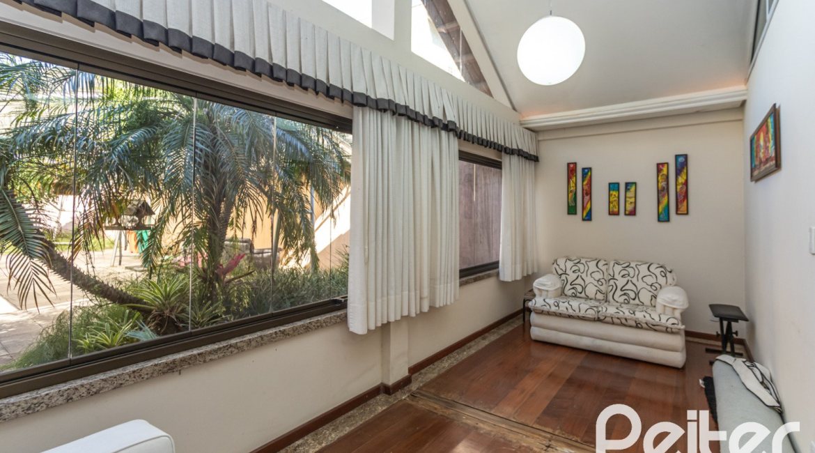 Casa à venda com 489m², 6 dormitórios, 1 suíte, 6 vagas, no bairro Tristeza em Porto Alegre