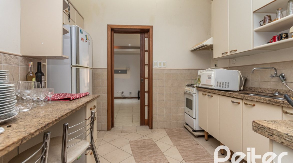 Casa à venda com 489m², 6 dormitórios, 1 suíte, 6 vagas, no bairro Tristeza em Porto Alegre