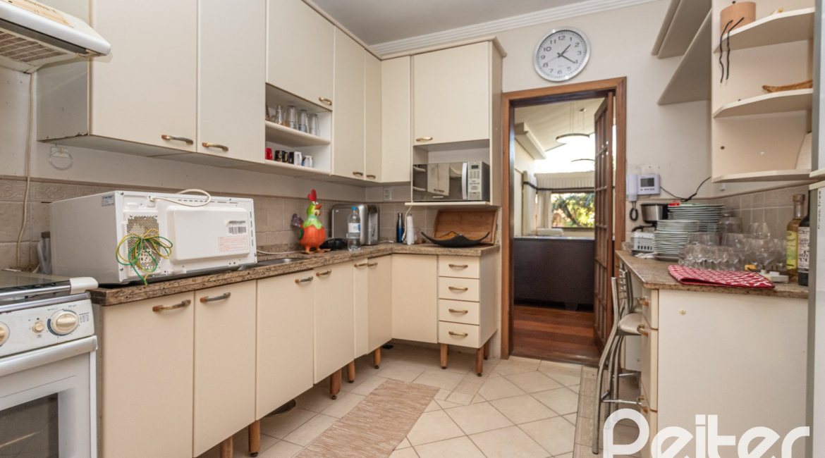 Casa à venda com 489m², 6 dormitórios, 1 suíte, 6 vagas, no bairro Tristeza em Porto Alegre