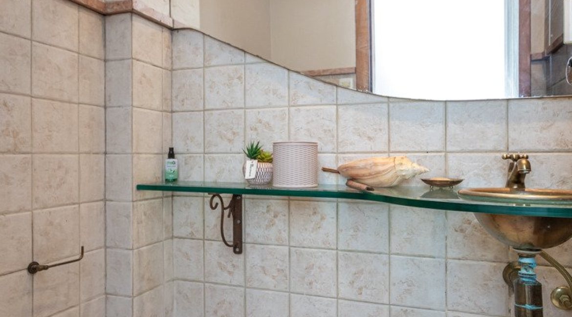 Casa à venda com 489m², 6 dormitórios, 1 suíte, 6 vagas, no bairro Tristeza em Porto Alegre